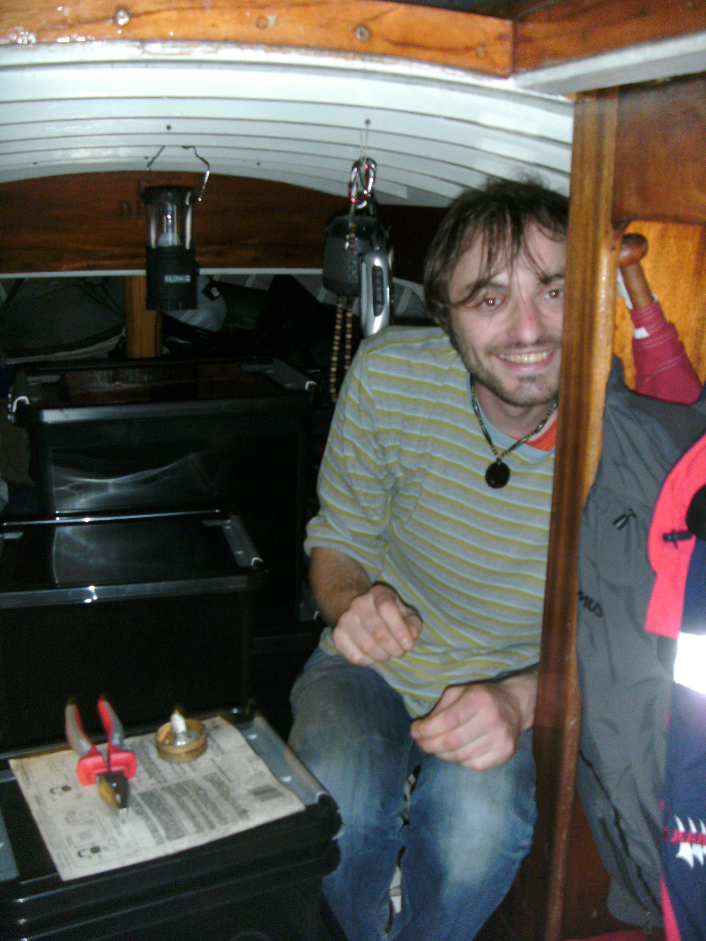 Gerd im frisch gepackten Boot