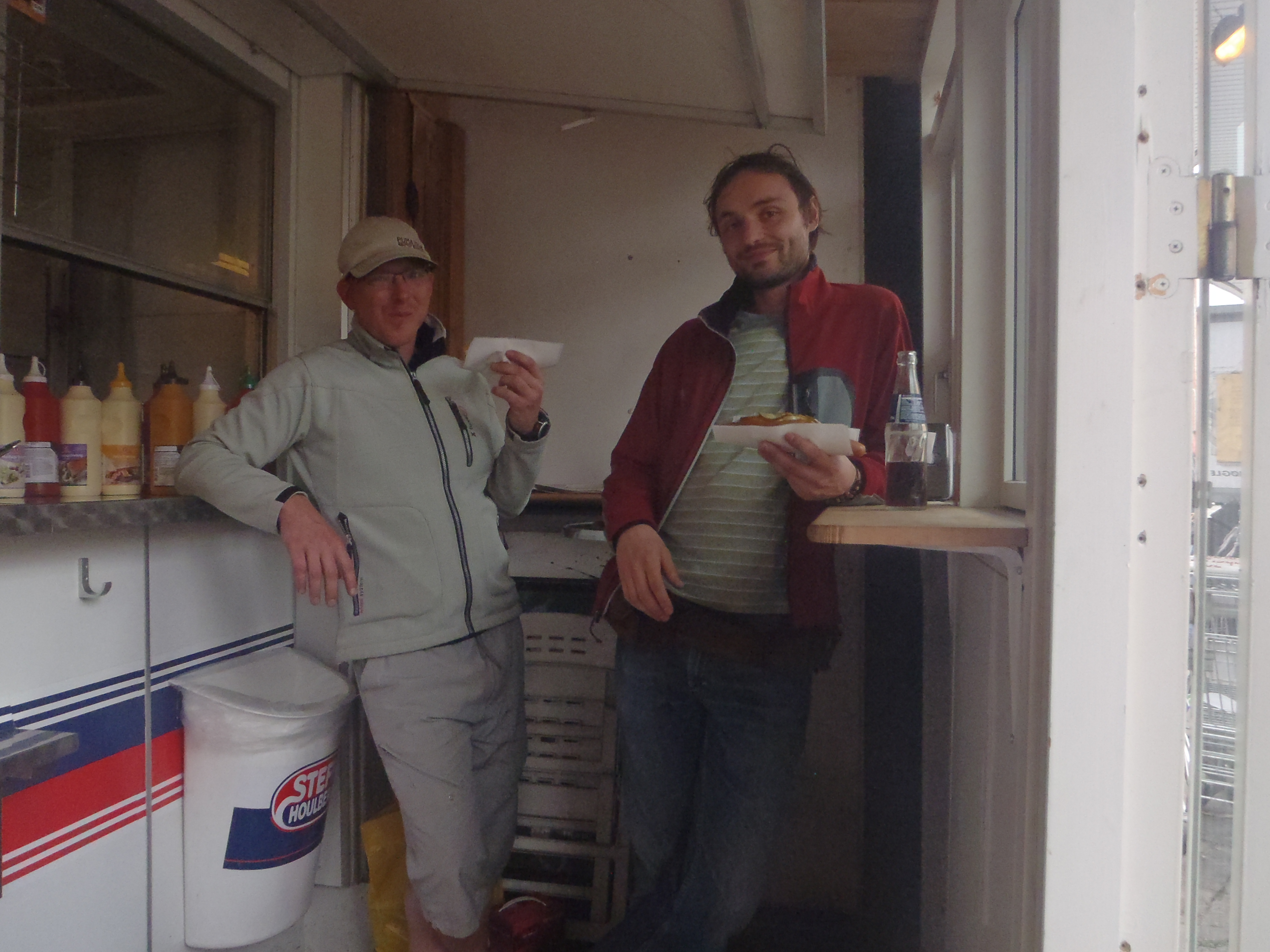 Hot Dog-Essen nach dem Einkauf