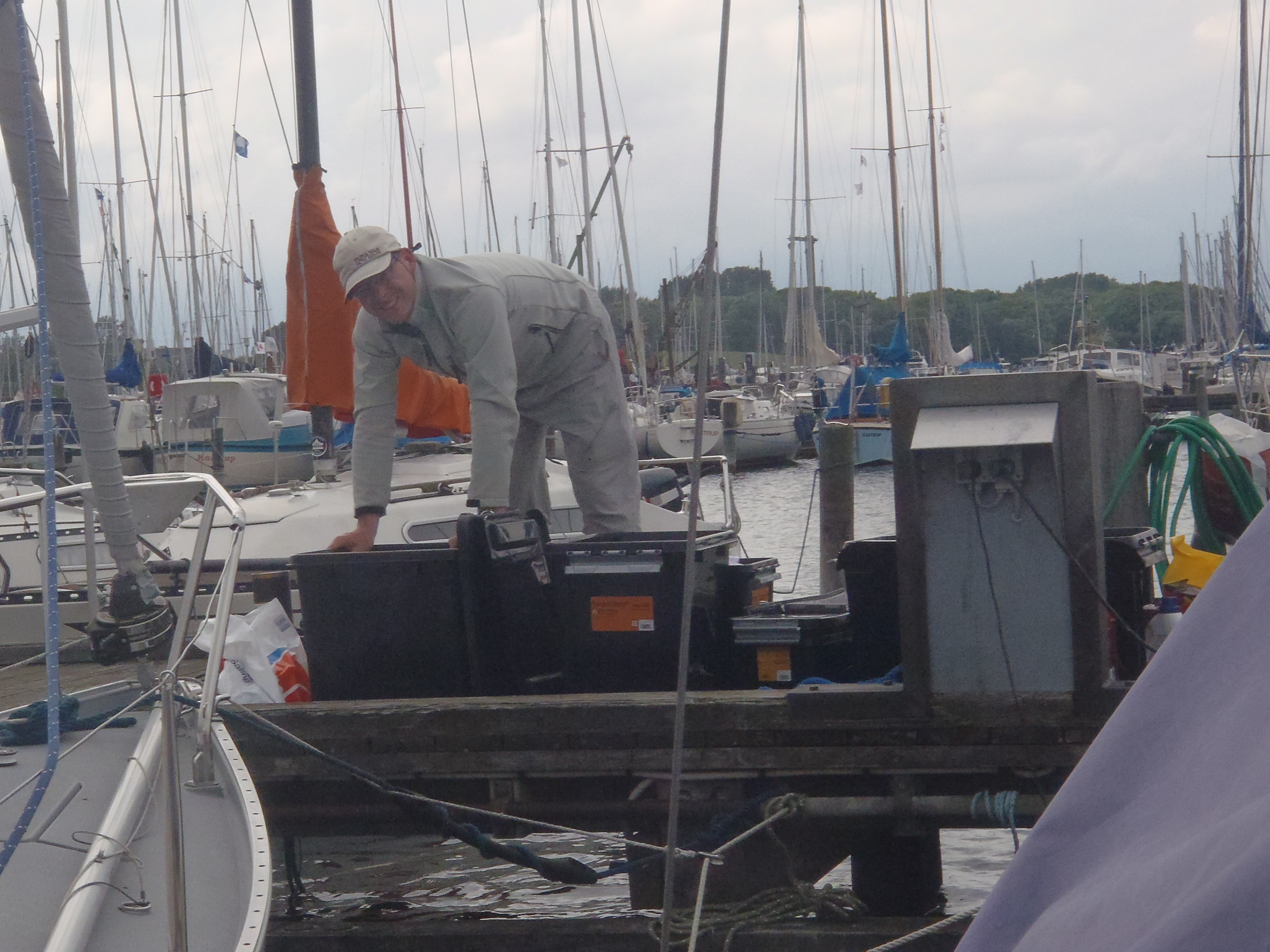 beim Packen der neu gekauften Kisten