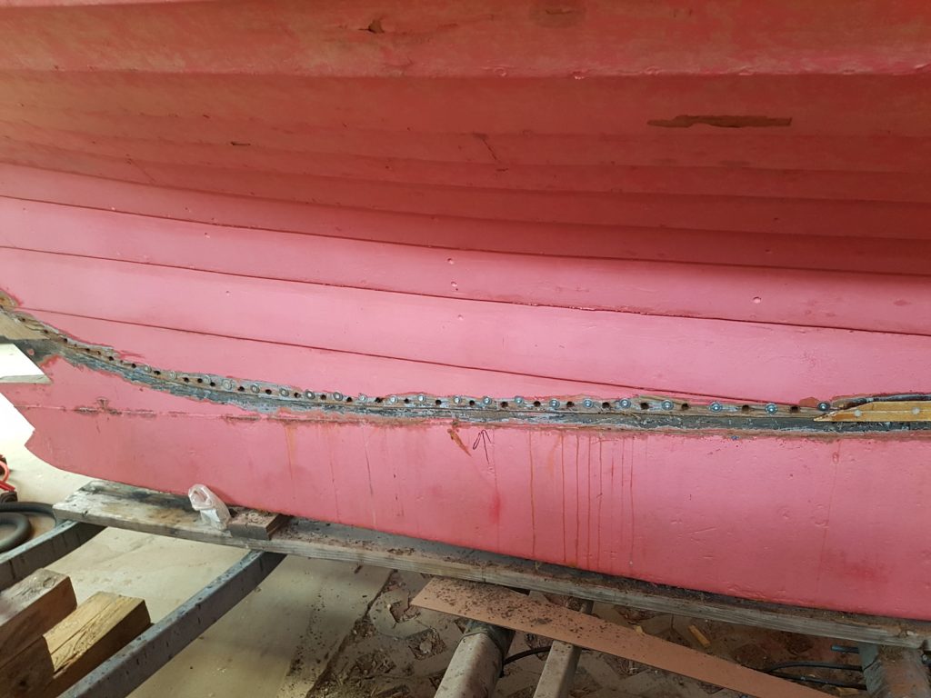 Alte Stahlnägel aus der untersten Planke gebohrt